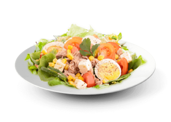 Salade, tomates, concombre, thon, ma�s, oeuf dur, olives noires 
+ Sauce vinaigrette  
+ Pain offert.